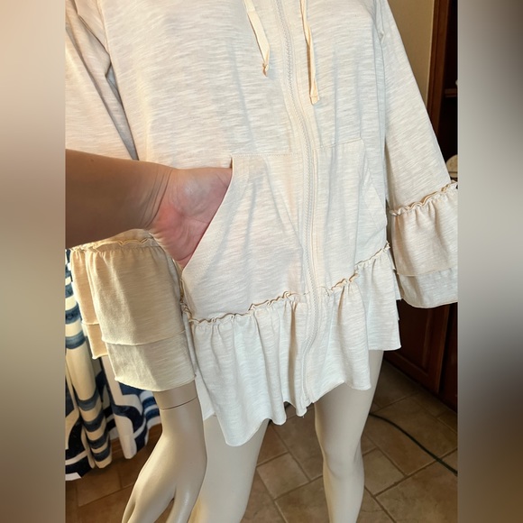 Ruffle-Hem Layered Cream Hoodie Size Large - Picture 4 of 9